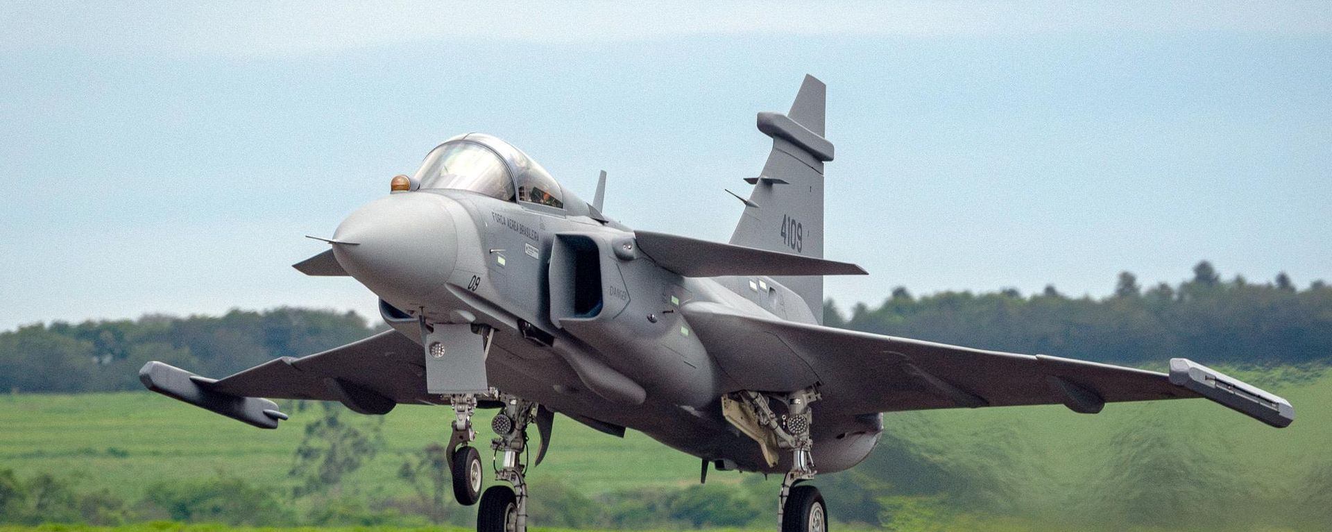Voo inaugural do caça Gripen E produzido pela Embraer, em parceria com a Saab, em Gavião Peixoto. 7 de outubro de 2026 - Sputnik Brasil, 1920, 07.10.2026