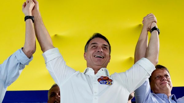O candidato à Presidência Flávio Bolsonaro (ao centro) em aparição pública em Goiânia, Goiás, em 6 de outubro de 2026 - Sputnik Brasil