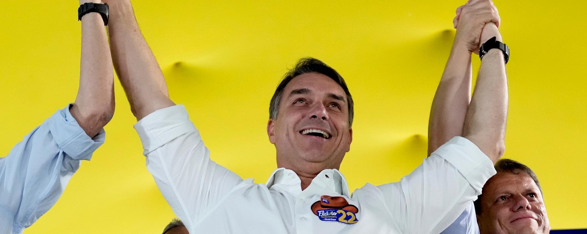 O candidato à Presidência Flávio Bolsonaro (ao centro) em aparição pública em Goiânia, Goiás, em 6 de outubro de 2026 - Sputnik Brasil, 1920, 07.10.2026