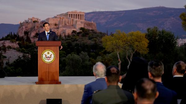 O secretário de Estado dos EUA, Marco Rubio, discursa na colina de Pnyx, onde os antigos atenienses realizavam assembleias democráticas, tendo ao fundo o antigo templo do Partenon, no topo da Acrópole, em Atenas, 7 de outubro de 2026 - Sputnik Brasil