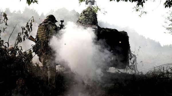 Um soldado na zona de operação militar especial - Sputnik Brasil