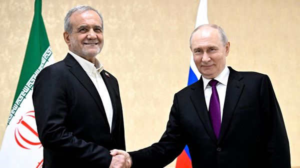 O presidente da Rússia, Vladimir Putin (à dir.), e o presidente do Irã, Masoud Pezeshkian (à esq.), durante uma reunião em Turkmenbashi, no Turcomenistão, em 8 de outubro de 2026 - Sputnik Brasil