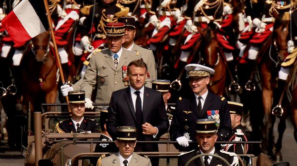O presidente da França, Emmanuel Macron, (ao centro, à esquerda) e o chefe do Estado-Maior das Forças Armadas da França, general Fabien Mandon (ao centro, à direita), inspecionam as tropas durante o desfile militar do Dia da Bastilha, na avenida Champs-Élysées. Paris, 14 de julho de 2026 O presidente da França, Emmanuel Macron, (ao centro, à esquerda) e o chefe do Estado-Maior das Forças Armadas da França, general Fabien Mandon (ao centro, à direita), inspecionam as tropas durante o desfile militar do Dia da Bastilha, na avenida Champs-Élysées. Paris, 14 de julho de 2026 - Sputnik Brasil