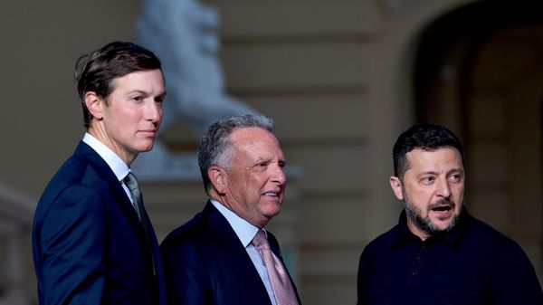O líder ucraniano Vladimir Zelensky (à direita) posa com Steve Witkoff (ao centro) e Jared Kushner (à esquerda), enviados do presidente dos EUA, Donald Trump, ao final de uma coletiva de imprensa conjunta em Kiev. Ucrânia, 6 de setembro de 2026 - Sputnik Brasil