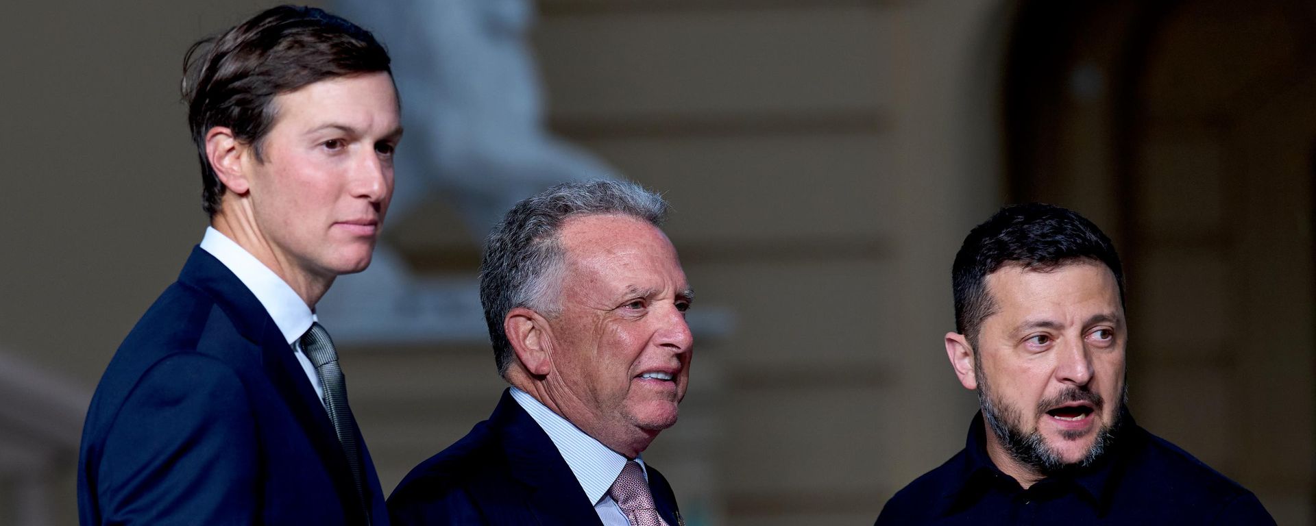 O líder ucraniano Vladimir Zelensky (à direita) posa com Steve Witkoff (ao centro) e Jared Kushner (à esquerda), enviados do presidente dos EUA, Donald Trump, ao final de uma coletiva de imprensa conjunta em Kiev. Ucrânia, 6 de setembro de 2026 - Sputnik Brasil, 1920, 08.10.2026