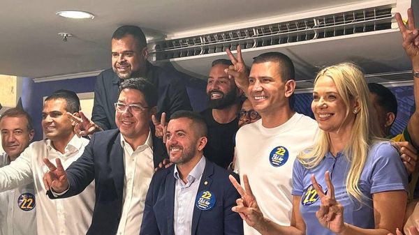 Douglas Ruas, candidato do PL; a vice da chapa, Fernanda Louback; o senador eleito Carlos Jordy e apoiadores durante coletiva no Rio de Janeiro, em 8 de outubro de 2026 - Sputnik Brasil