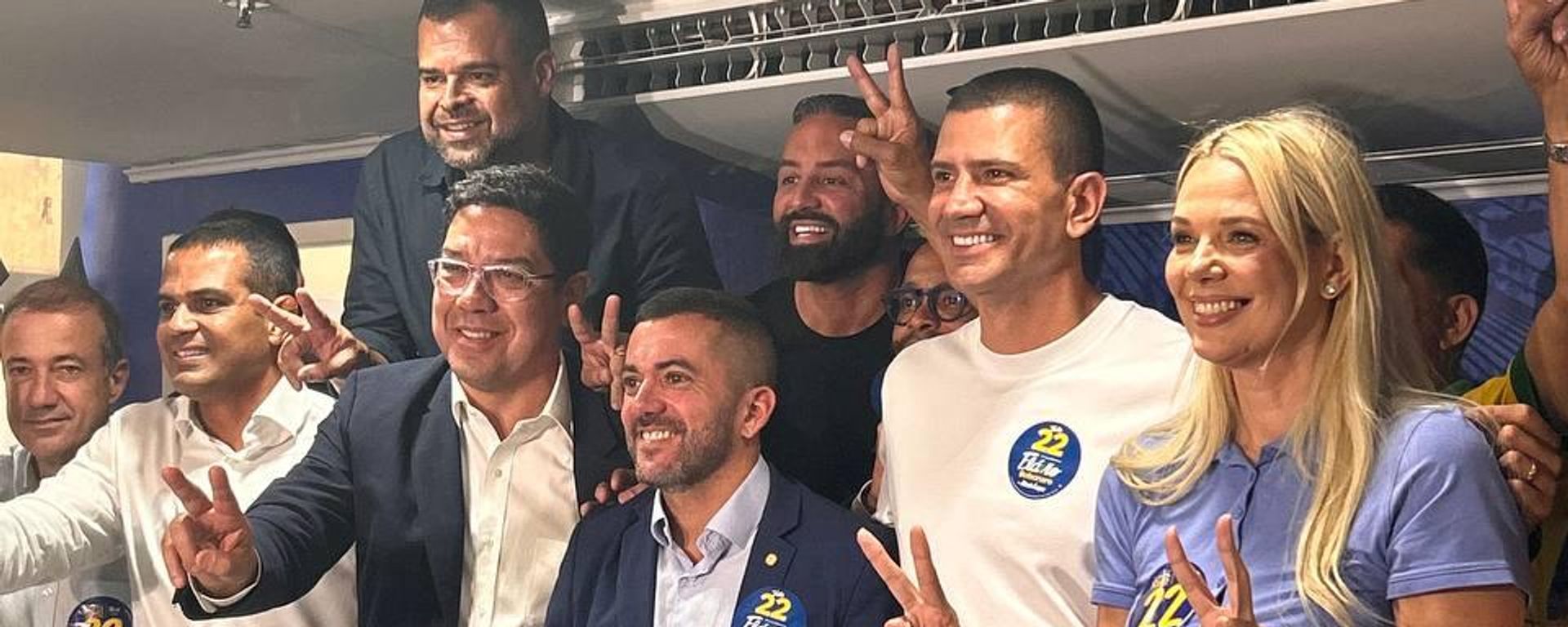 Douglas Ruas, candidato do PL; a vice da chapa, Fernanda Louback; o senador eleito Carlos Jordy e apoiadores durante coletiva no Rio de Janeiro, em 8 de outubro de 2026 - Sputnik Brasil, 1920, 08.10.2026
