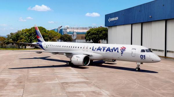 Primeiro Embraer E195-E2 dos 74 aviões encomendados pela LATAM Airlines Brasil, em 8 de outubro de 2026 - Sputnik Brasil