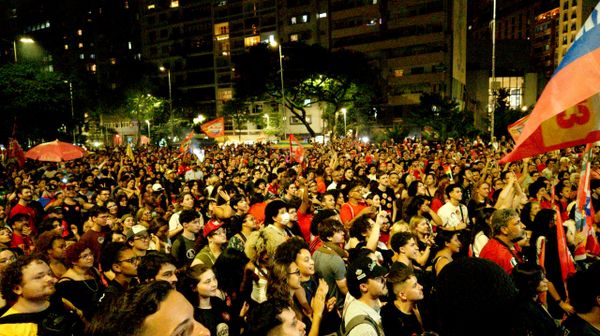 Apoiadores do presidente Luiz Inácio Lula da Silva (PT), candidato à reeleição, foram às ruas nesta quinta-feira (8), em São Paulo (SP). - Sputnik Brasil