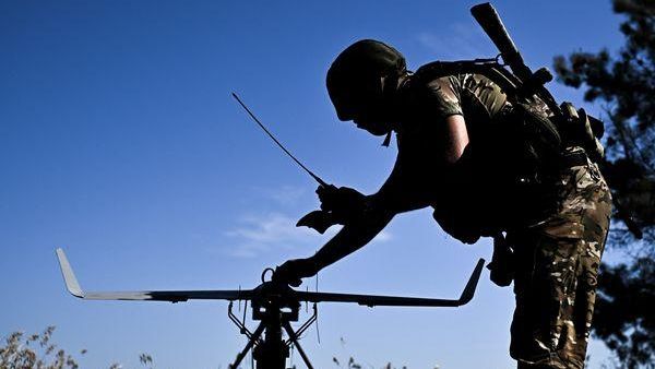 Um soldado russo e um drone - Sputnik Brasil