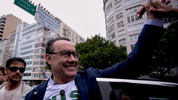 O candidato à presidência Augusto Cury, do partido Avante, cumprimenta apoiadores durante um comício de campanha antes das eleições gerais, na praia de Copacabana, no Rio de Janeiro, 7 de setembro de 2026 - Sputnik Brasil