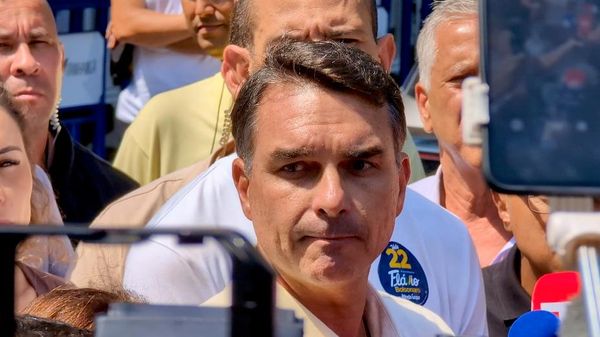 Senador e candidato a presidente Flávio Bolsonaro (PL) dá coletiva de imprensa durante reunião com lideranças e aliados na Barra da Tijuca, no Rio de Janeiro, 9 de outubro de 2026. - Sputnik Brasil
