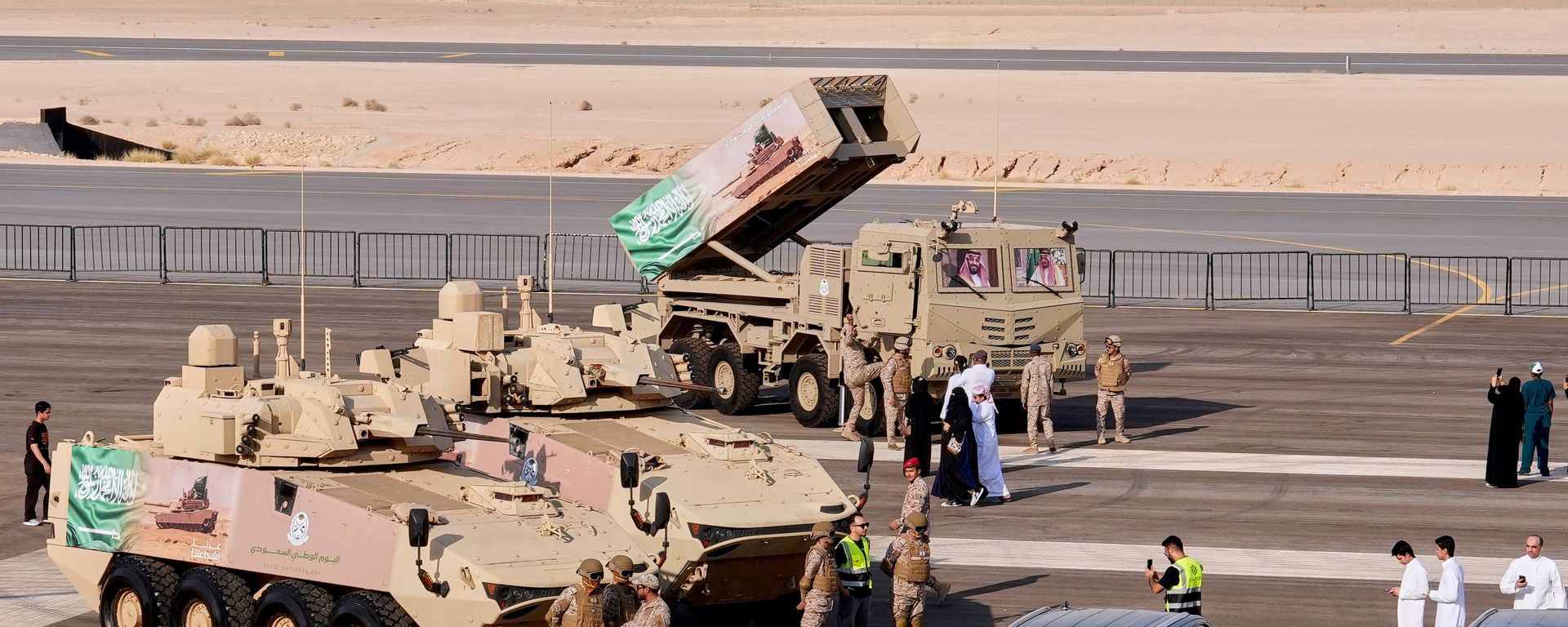 Militares sauditas e visitantes reúnem-se perto de veículos blindados em exposição antes do início de uma demonstração aérea e de um desfile militar em comemoração ao Dia Nacional da Arábia Saudita, em Malham, ao norte de Riad, na Arábia Saudita, em 22 de setembro de 2026 - Sputnik Brasil, 1920, 10.10.2026