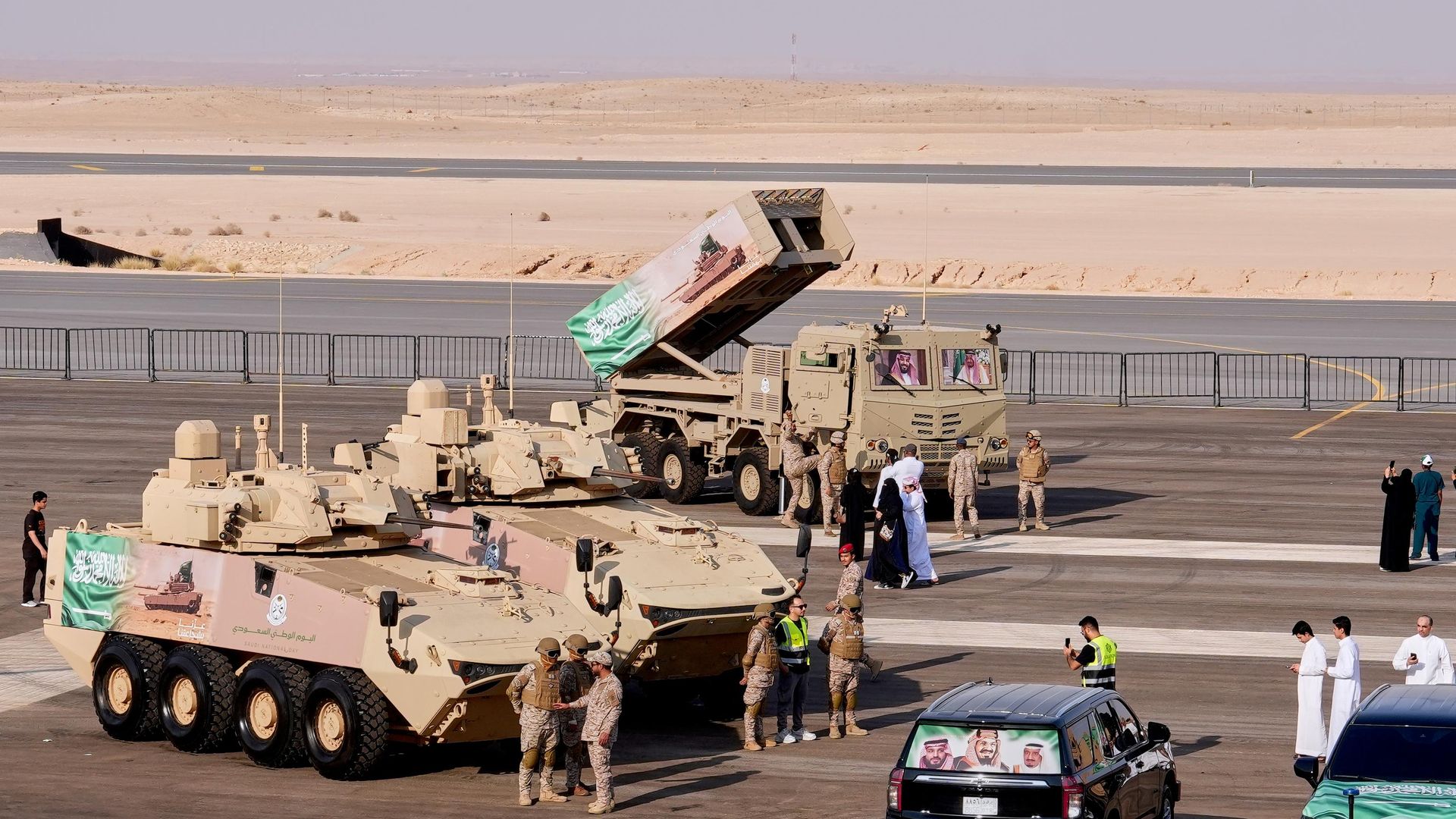 Militares sauditas e visitantes reúnem-se perto de veículos blindados em exposição antes do início de uma demonstração aérea e de um desfile militar em comemoração ao Dia Nacional da Arábia Saudita, em Malham, ao norte de Riad, na Arábia Saudita, em 22 de setembro de 2026 - Sputnik Brasil, 1920, 10.10.2026
