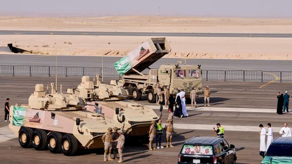 Militares sauditas e visitantes reúnem-se perto de veículos blindados em exposição antes do início de uma demonstração aérea e de um desfile militar em comemoração ao Dia Nacional da Arábia Saudita, em Malham, ao norte de Riad, na Arábia Saudita, em 22 de setembro de 2026 - Sputnik Brasil