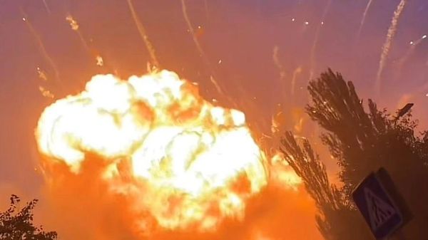 Captura de tela de um vídeo de rede social mostrando explosões em Vyshneve, na região de Kiev, após forças russas atingirem um grande depósito de armas - Sputnik Brasil