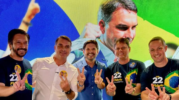 Flávio Bolsonaro ao lado de Ricardo Nunes, Tarcísio de Freitas e a aliados em ato em São Paulo. Brasil, 11 de outubro de 2026 - Sputnik Brasil