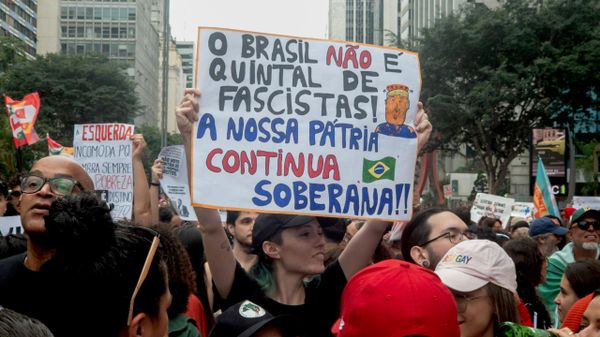 Manifestante segura cartaz em apoio à campanha de Lula em ato na avenida Paulista, em São Paulo. Brasil, 11 de outubro de 2026 - Sputnik Brasil