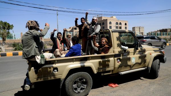 Apoiadores dos houthis entoam slogans enquanto viajam na carroceria de uma caminhonete durante um comício em Sanaa. Iêmen, 7 de outubro de 2026 - Sputnik Brasil