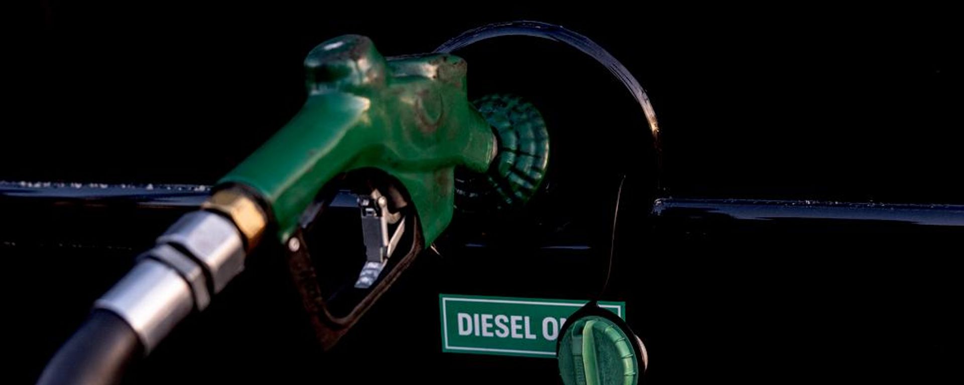 Uma bomba de diesel abastece o tanque de combustível de ônibus nos EUA - Sputnik Brasil, 1920, 12.10.2026