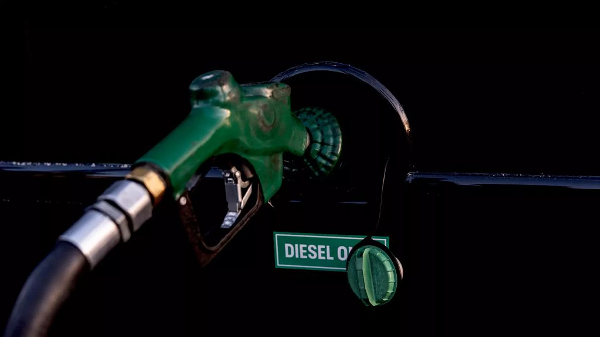 Uma bomba de diesel abastece o tanque de combustível de ônibus nos EUA Uma bomba de diesel abastece o tanque de combustível de ônibus nos EUA - Sputnik Brasil, 1920, 12.10.2026