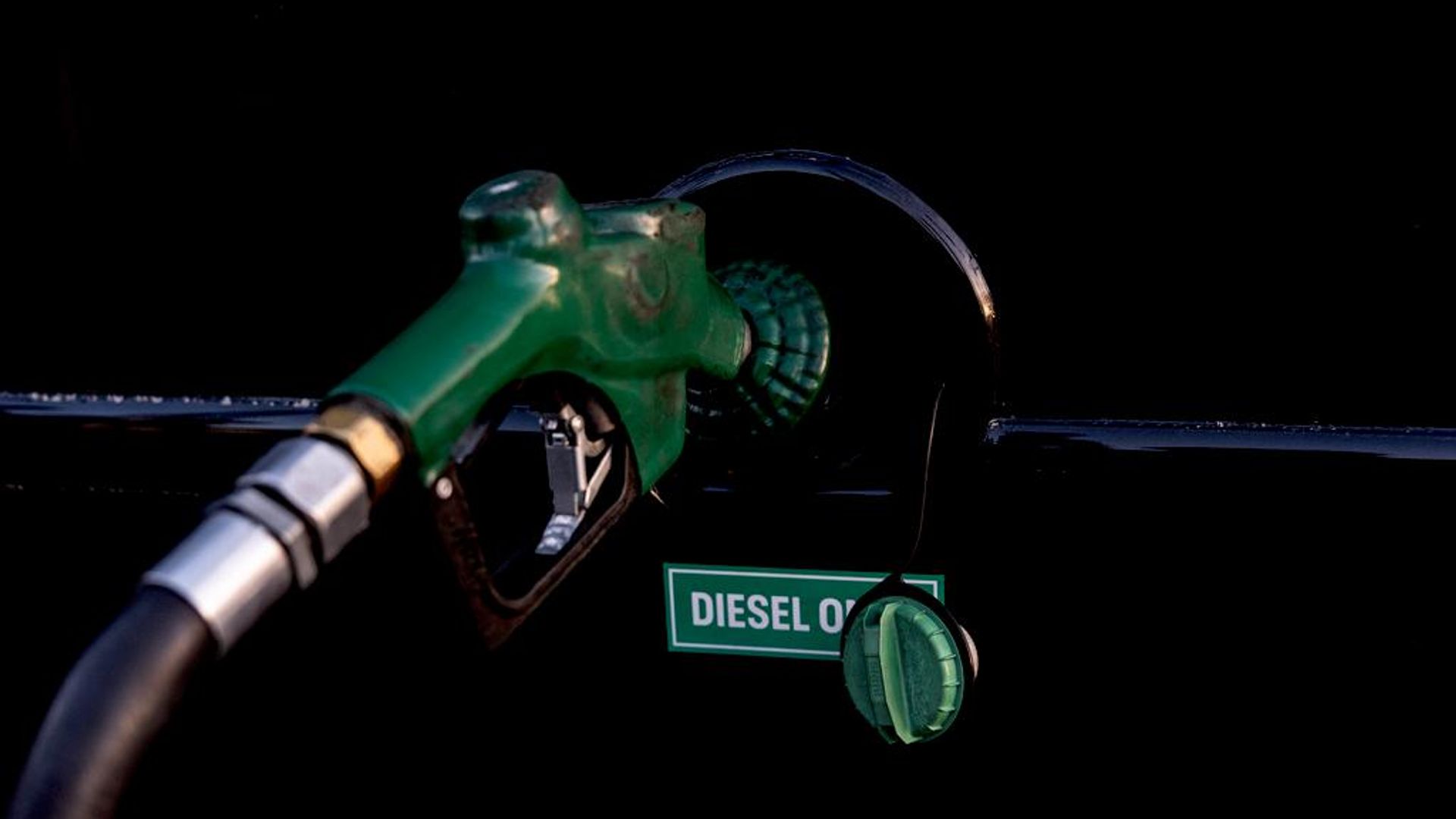 Uma bomba de diesel abastece o tanque de combustível de ônibus nos EUA Uma bomba de diesel abastece o tanque de combustível de ônibus nos EUA - Sputnik Brasil, 1920, 12.10.2026