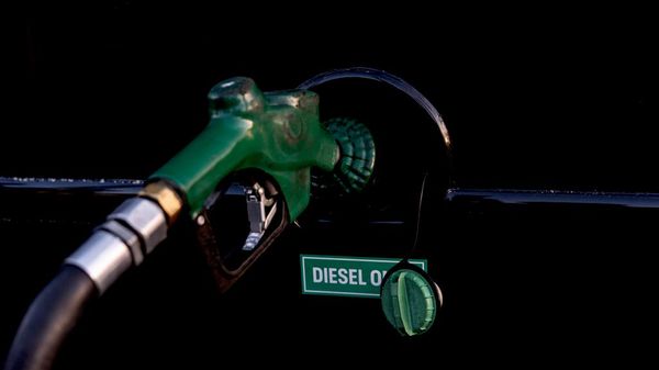 Uma bomba de diesel abastece o tanque de combustível de ônibus nos EUA - Sputnik Brasil