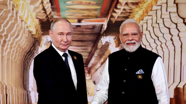 O presidente da Rússia, Vladimir Putin, e o primeiro-ministro da Índia, Narendra Modi, na cerimônia oficial de boas-vindas aos chefes de Estado do BRICS, em Nova Deli, em 12 de setembro de 2026 - Sputnik Brasil