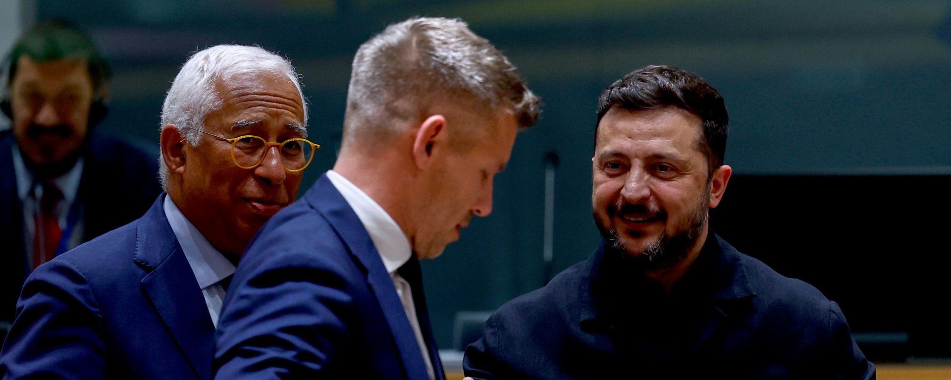 O líder da Ucrânia, Vladimir Zelensky (à direita), cumprimenta o primeiro-ministro da Hungria, Peter Magyar (ao centro), ao lado do presidente do Conselho Europeu, Antonio Costa (ao fundo), durante uma reunião de mesa-redonda na cúpula da União Europeia em Bruxelas, em 18 de junho de 2026 - Sputnik Brasil, 1920, 16.10.2026