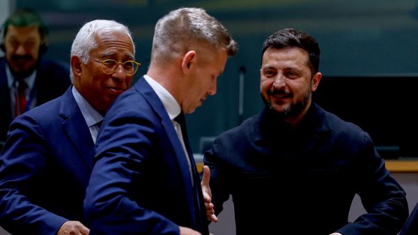 O líder da Ucrânia, Vladimir Zelensky (à direita), cumprimenta o primeiro-ministro da Hungria, Péter Magyar (ao centro), ao lado do presidente do Conselho Europeu, António Costa (ao fundo), durante uma reunião de mesa-redonda na cúpula da União Europeia em Bruxelas, em 18 de junho de 2026 - Sputnik Brasil