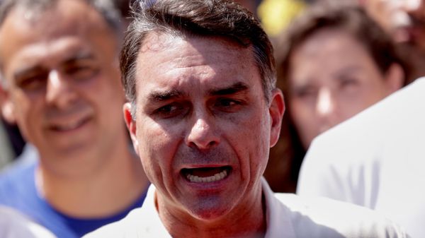 O candidato à presidência, senador Flávio Bolsonaro (PL-RJ), conversa com jornalistas após reunir-se com o governador eleito do Rio de Janeiro, Douglas Ruas (PL), antes do próximo segundo turno da eleição presidencial, Rio de Janeiro, 9 de outubro de 2026 - Sputnik Brasil