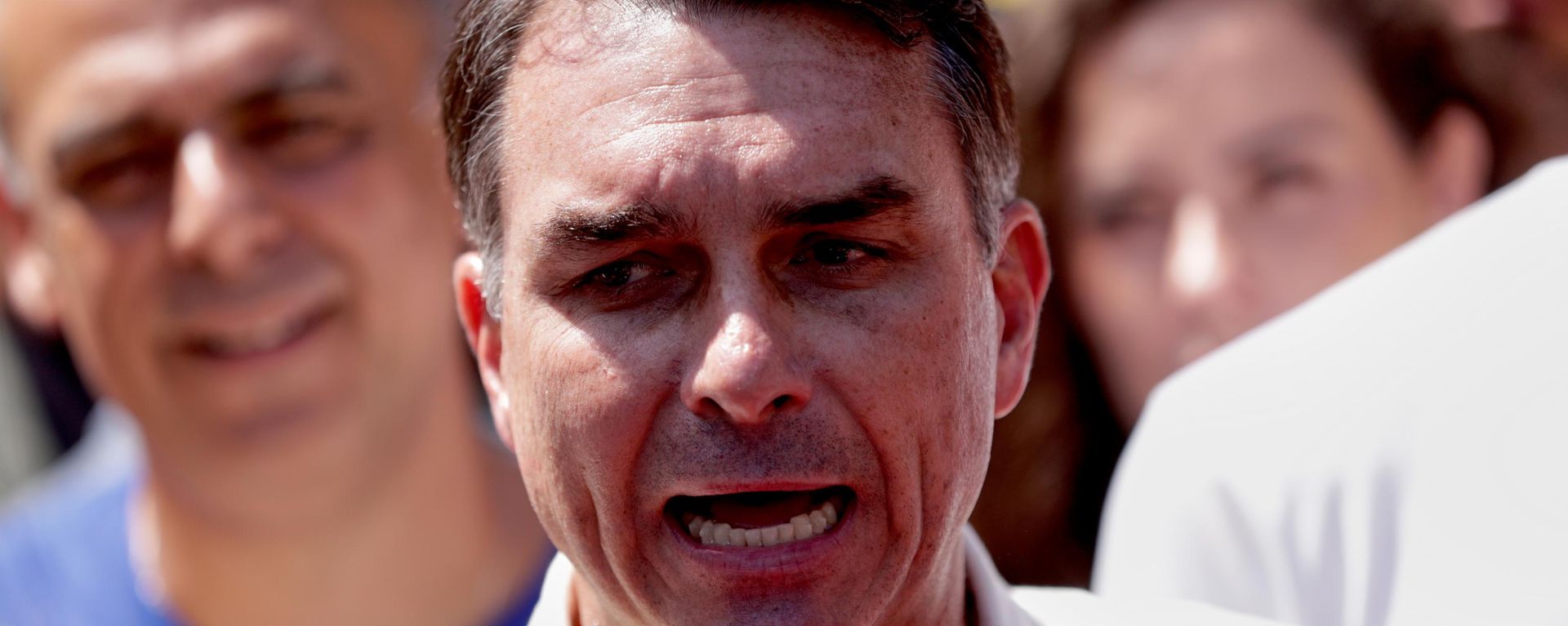 O candidato à presidência, senador Flávio Bolsonaro (PL-RJ), conversa com jornalistas após reunir-se com o governador eleito do Rio de Janeiro, Douglas Ruas (PL), antes do próximo segundo turno da eleição presidencial, Rio de Janeiro, 9 de outubro de 2026 - Sputnik Brasil, 1920, 13.10.2026
