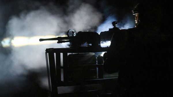 Um soldado russo dispara fuzil automático - Sputnik Brasil