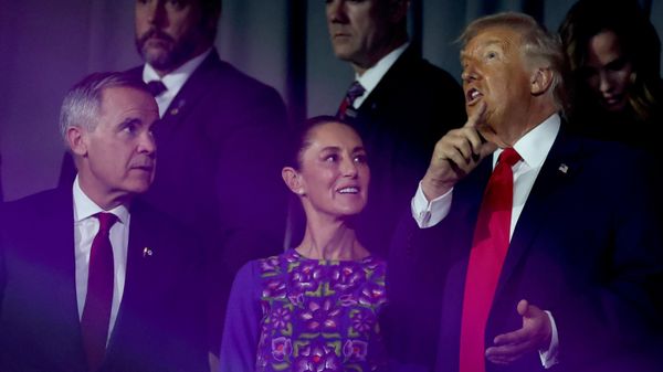 O presidente Donald Trump conversa com o primeiro-ministro canadense, Mark Carney, e com a presidente mexicana, Claudia Sheinbaum, ao final do sorteio da Copa do Mundo de Futebol de 2026, no Kennedy Center, em Washington, D.C. - Sputnik Brasil