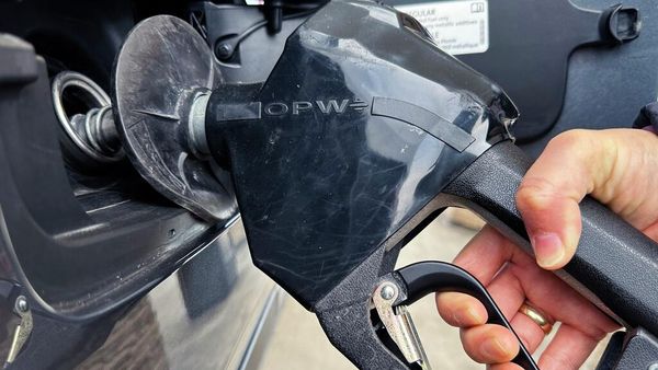 Um cliente abastece o veículo em um posto de gasolina em Mundelein, Illinois, 8 de fevereiro de 2024 - Sputnik Brasil