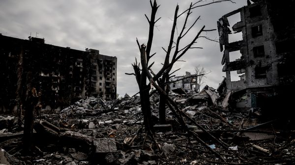 Fumaça sobe das ruínas em Kostiantynivka - Sputnik Brasil