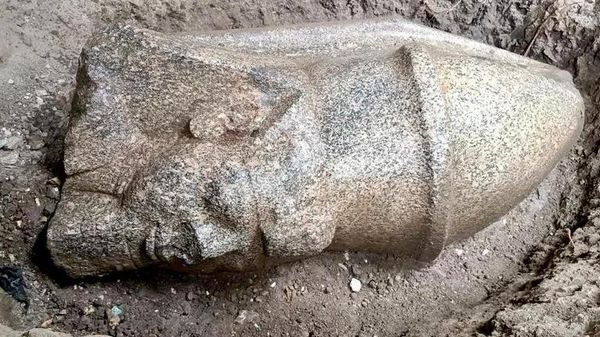 A cabeça de uma estátua encontrada no Egito - Sputnik Brasil