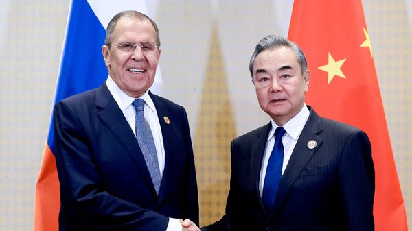 Sergei Lavrov e Wang Yi, chanceleres da Rússia e da China, respectivamente, durante bilateral à margem da cúpula do G20 no Rio de Janeiro. Brasil, 19 de novembro de 2024 - Sputnik Brasil