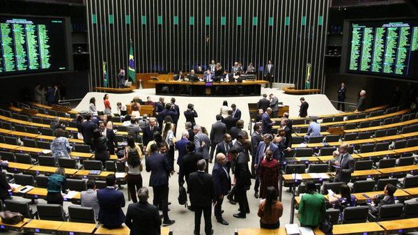 Deputados federais votam na Câmara pacote de medidas que melhoram as condições dos microempreendedores individuais (MEIs), em 14 de outubro de 2026 - Sputnik Brasil