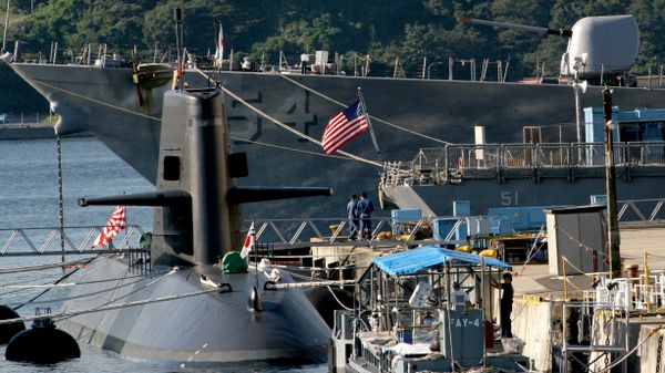Tripulação da força de autodefesa marítima do Japão trabalha perto de seu submarino - Sputnik Brasil
