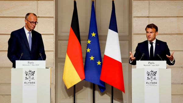 O chanceler alemão Friedrich Merz (E), e o presidente francês Emmanuel Macron participam de uma coletiva de imprensa conjunta após a reunião que tiveram no Palácio do Eliseu, em Paris, 7 de maio de 2025 - Sputnik Brasil