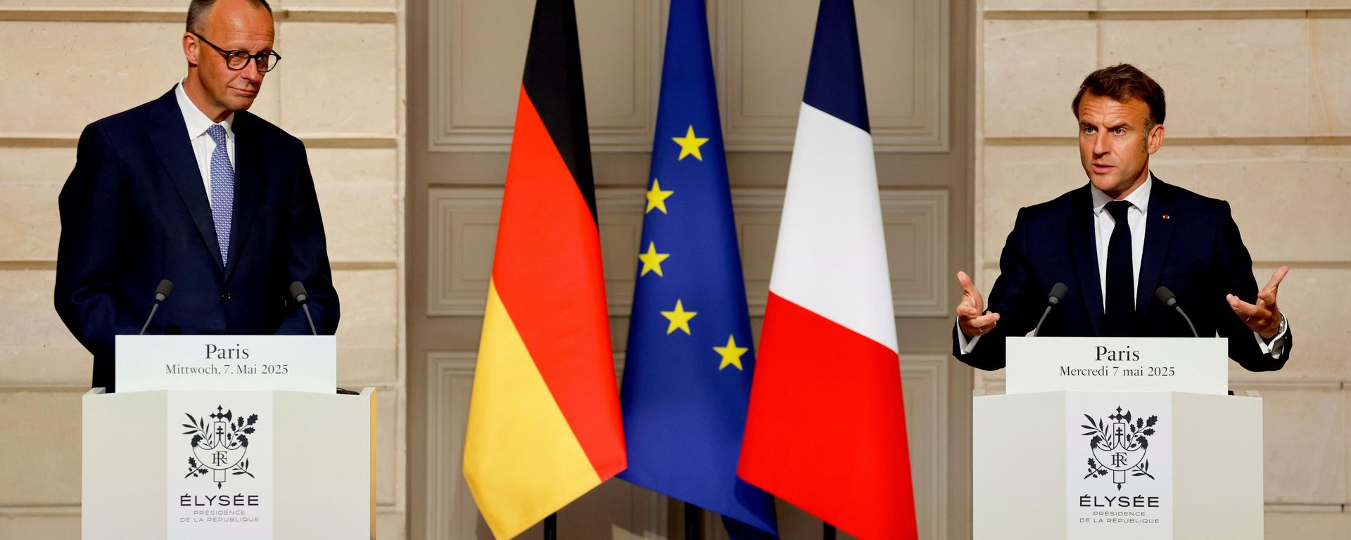O chanceler alemão Friedrich Merz (E), e o presidente francês Emmanuel Macron participam de uma coletiva de imprensa conjunta após a reunião que tiveram no Palácio do Eliseu, em Paris, 7 de maio de 2025 - Sputnik Brasil, 1920, 15.10.2026