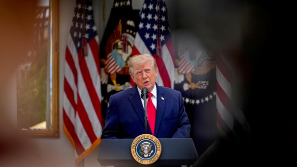 Donald Trump discursa no Jardim das Rosas da Casa Branca durante um evento para socorristas. Washington, D. C. EUA, 15 de outubro de 2026 - Sputnik Brasil