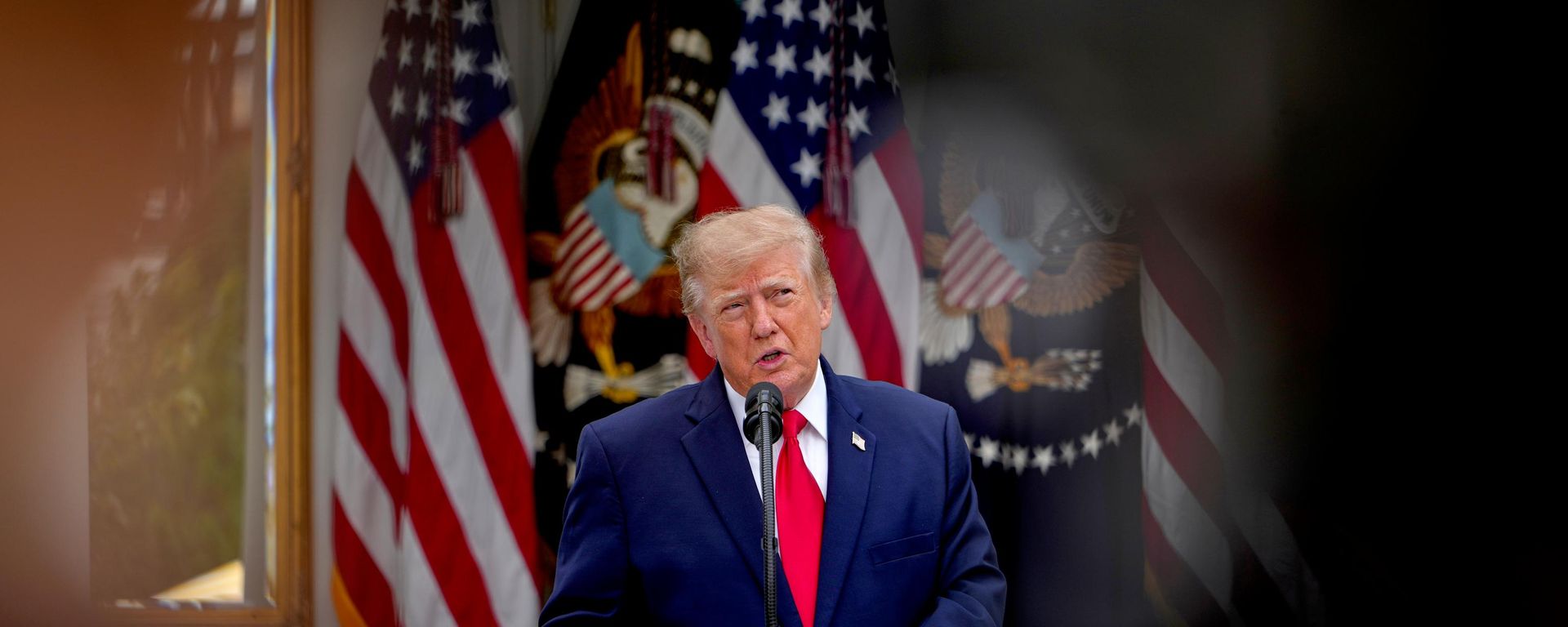 Donald Trump discursa no Jardim das Rosas da Casa Branca durante um evento para socorristas, em Washington, D.C. EUA, 15 de outubro de 2026 - Sputnik Brasil, 1920, 21.10.2026
