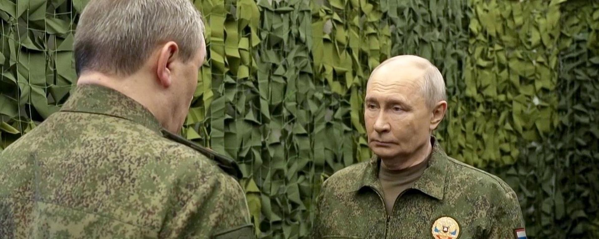 O presidente da Rússia, Vladimir Putin, visita um posto de comando auxiliar do agrupamento conjunto de forças em 16 de outubro de 2026 - Sputnik Brasil, 1920, 16.10.2026