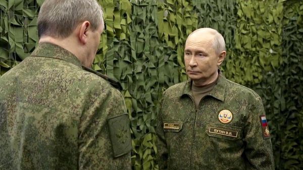 O presidente da Rússia, Vladimir Putin, visita um posto de comando auxiliar do agrupamento conjunto de forças em 16 de outubro de 2026 - Sputnik Brasil