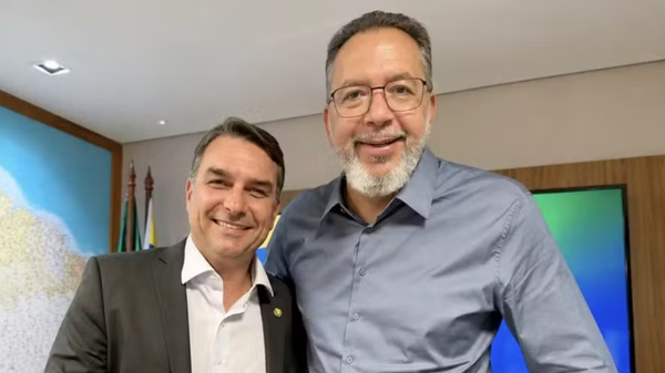 Flávio Bolsonaro e Márcio Canella posam para foto - Sputnik Brasil