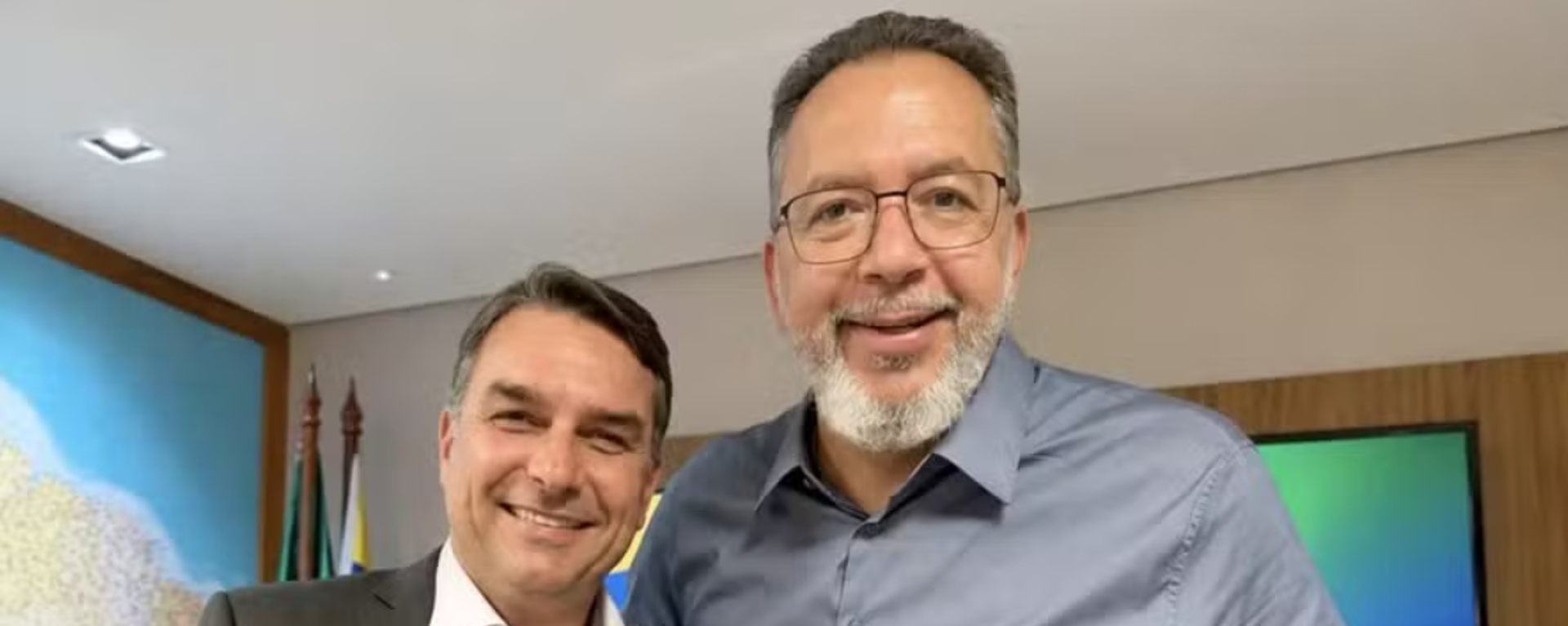 Flávio Bolsonaro e Márcio Canella posam para foto - Sputnik Brasil, 1920, 16.10.2026