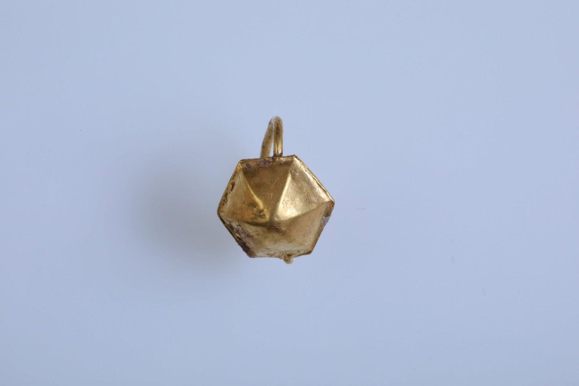Brinco de ouro encontrado em túmulo infantil em Stara Zagora, Bulgária Brinco de ouro encontrado em túmulo infantil em Stara Zagora, Bulgária - Sputnik Brasil, 1920, 17.10.2026