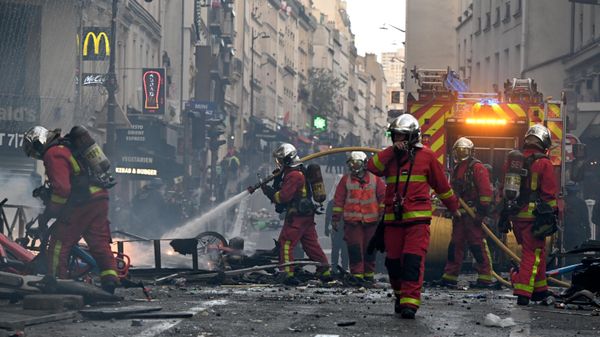 Bombeiros trabalham para apagar incêndio em ruas de Paris, capital da França, tomadas por manifestantes, em 17 de outubro de 2026 - Sputnik Brasil